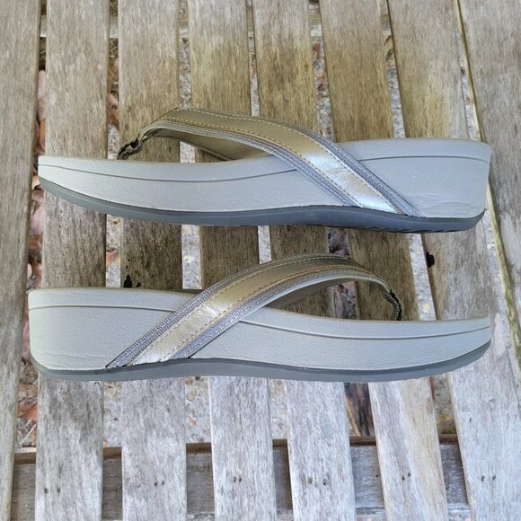 VIONIC Gray Silver Thong Sandals Flip Flops Shoes 8 - Picture 3 of 4